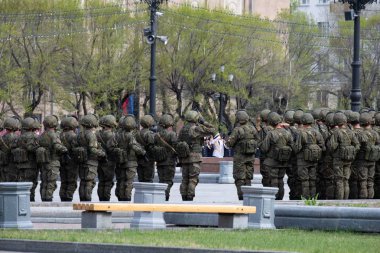 Khabarovsk, Rusya - 9 Mayıs 2019: Zafer Bayramı kutlaması. Dünya Savaşı'nda zafer. Lenin meydanında geçit töreni beklentisiyle formasyon da ayakta askerler.