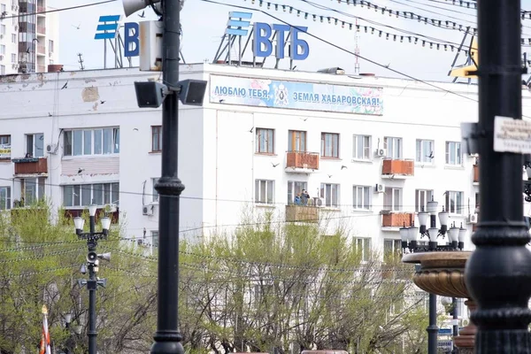 Хабаровск, Россия - 9 мая 2019 года: День Победы. Победа во Второй мировой войне. Солдаты, стоящие в строю на площади Ленина в ожидании парада . — стоковое фото