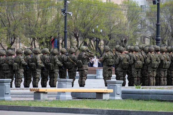 ハバロフスク、ロシア - 2019年5月9日:勝利の日のお祝い。第二次世界大戦での勝利。パレードを見越してレーニン広場に立つ兵士たち. — ストック写真