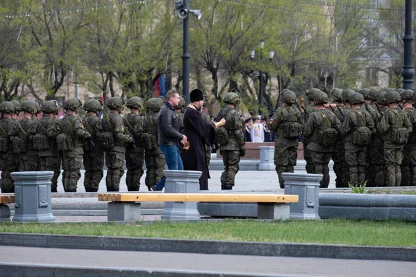 Хабаровск, Россия - 9 мая 2019 года: День Победы. Победа во Второй мировой войне. Солдаты, стоящие в строю на площади Ленина в ожидании парада . — стоковое фото