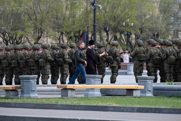 Χαμπάροφσκ, Ρωσία-9 Μαΐου 2019: εορτασμός της ημέρας της νίκης. Νίκη στον β ' Παγκόσμιο πόλεμο. Στρατιώτες που στέκονται σε σχηματισμό στην πλατεία Λένιν αναμένοντας την παρέλαση. — Φωτογραφία Αρχείου