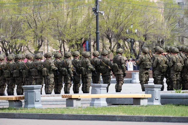 Χαμπάροφσκ, Ρωσία-9 Μαΐου 2019: εορτασμός της ημέρας της νίκης. Νίκη στον β ' Παγκόσμιο πόλεμο. Στρατιώτες που στέκονται σε σχηματισμό στην πλατεία Λένιν αναμένοντας την παρέλαση. — Φωτογραφία Αρχείου