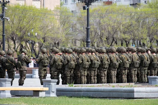 Χαμπάροφσκ, Ρωσία-9 Μαΐου 2019: εορτασμός της ημέρας της νίκης. Νίκη στον β ' Παγκόσμιο πόλεμο. Στρατιώτες που στέκονται σε σχηματισμό στην πλατεία Λένιν αναμένοντας την παρέλαση. — Φωτογραφία Αρχείου