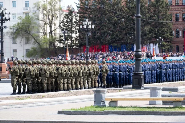 Χαμπάροφσκ, Ρωσία-9 Μαΐου 2019: εορτασμός της ημέρας της νίκης. Νίκη στον β ' Παγκόσμιο πόλεμο. Στρατιώτες που στέκονται σε σχηματισμό στην πλατεία Λένιν αναμένοντας την παρέλαση. — Φωτογραφία Αρχείου