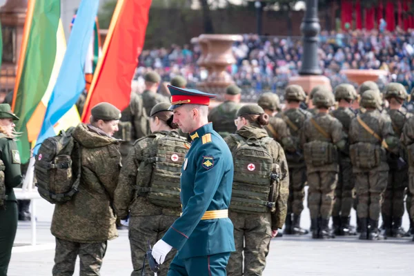 Chabarowsk, Russland - 9. Mai 2019: Siegesfeier. Sieg im Zweiten Weltkrieg. Soldaten stehen in Formation auf dem Lenin-Platz in Erwartung der Parade. — Stockfoto