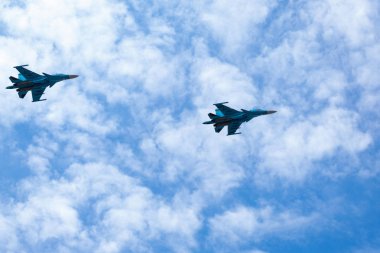 Khabarovsk, Rusya - 9 Mayıs 2019: Zafer Bayramı kutlaması. Dünya Savaşı'nda zafer. Askeri uçak ve helikopterler geçit töreni sırasında şehrin üzerinde uçmak.