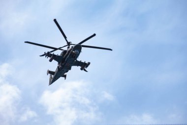 Khabarovsk, Rusya - 9 Mayıs 2019: Zafer Bayramı kutlaması. Dünya Savaşı'nda zafer. Askeri uçak ve helikopterler geçit töreni sırasında şehrin üzerinde uçmak.