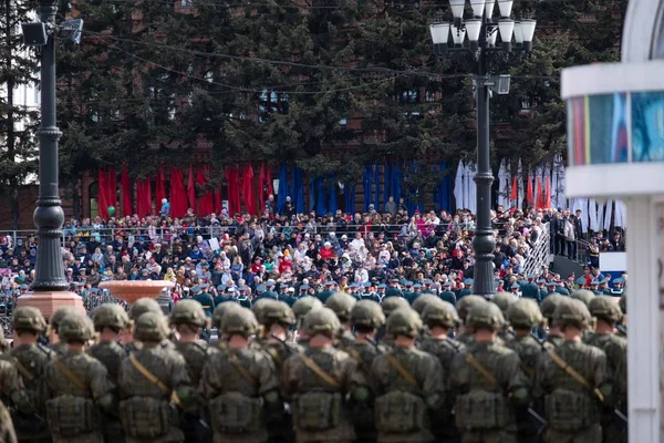 Chabarowsk, Rosja-9 maja 2019: Święto zwycięstwa. Zwycięstwo w II wojnie światowej. Żołnierze stojący w formacji na placu Lenina w oczekiwaniu na paradę. — Zdjęcie stockowe