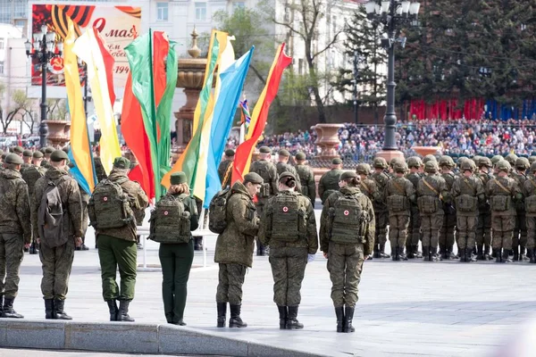 Khabarovsk, Rusko-Květen 9, 2019: svátek vítězných oslav. Vítězství ve druhé světové válce. Vojáci stojící ve formaci na náměstí Lenina v očekávání přehlídky. — Stock fotografie