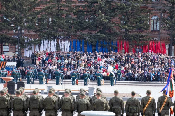 하바롭스크, 러시아 - 2019년 5월 9일: 승리의 날 축하. 차 세계 대전의 승리. 퍼레이드를 앞두고 레닌 광장에 서 있는 병사들. — 스톡 사진