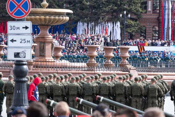Khabarovsk, Russia - May 9, 2019: Victory Day celebration. Victory in the World War II. Soldiers standing in formation on Lenin square in anticipation of the parade. — Stock Photo, Image