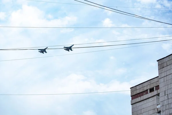 Khabarovsk, Rusya - 9 Mayıs 2019: Zafer Bayramı kutlaması. Dünya Savaşı'nda zafer. Askeri uçak ve helikopterler geçit töreni sırasında şehrin üzerinde uçmak. — Stok fotoğraf
