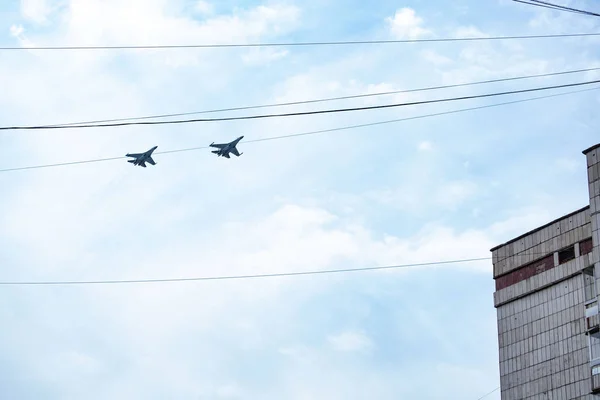 Habarovszk, Oroszország-május 9, 2019: győzelem napja ünnepség. Győzelem a második világháborúban. Katonai repülőgépek és helikopterek repülnek át a város során a felvonulás. — Stock Fotó