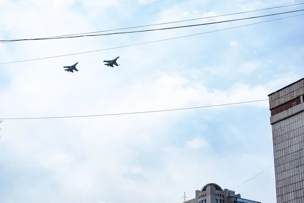 Khabarovsk, Rusko-Květen 9, 2019: svátek vítězných oslav. Vítězství ve druhé světové válce. Vojenská letadla a vrtulníky létají přes město během průvodu. — Stock fotografie