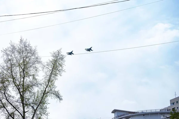 Khabarovsk, Rusya - 9 Mayıs 2019: Zafer Bayramı kutlaması. Dünya Savaşı'nda zafer. Askeri uçak ve helikopterler geçit töreni sırasında şehrin üzerinde uçmak. — Stok fotoğraf