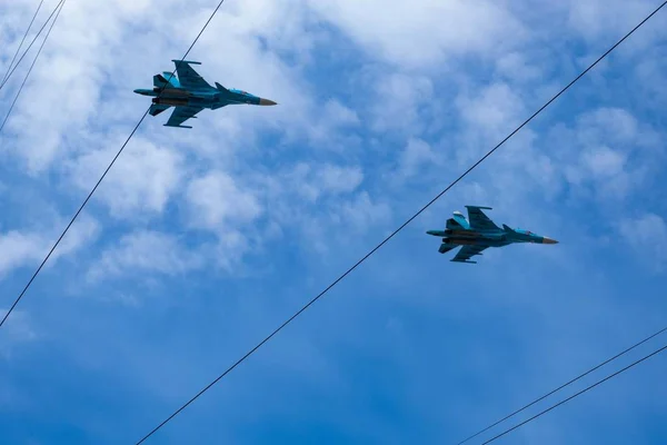 Khabarovsk, Rússia - 9 de maio de 2019: Celebração do Dia da Vitória. Vitória na Segunda Guerra Mundial. Aeronaves militares e helicópteros sobrevoam a cidade durante o desfile . — Fotografia de Stock