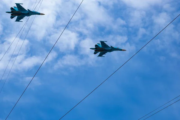 Khabarovsk, Rusia - 9 de mayo de 2019: Celebración del Día de la Victoria. Victoria en la Segunda Guerra Mundial. Aviones militares y helicópteros sobrevuelan la ciudad durante el desfile . — Foto de Stock