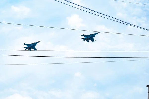 ハバロフスク、ロシア - 2019年5月9日:勝利の日のお祝い。第二次世界大戦での勝利。軍用機やヘリコプターは、パレード中に都市の上空を飛びます. — ストック写真