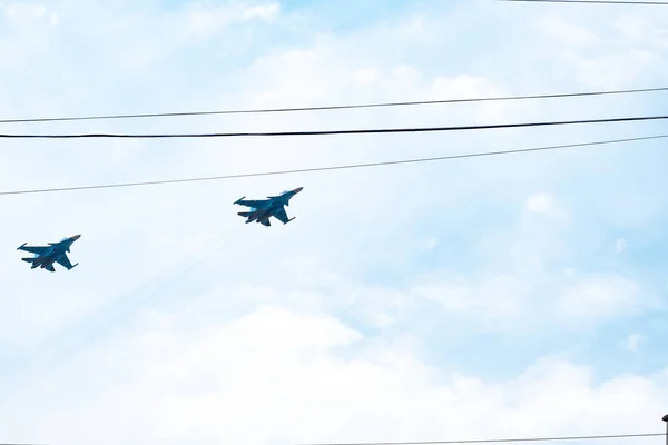 Khabarovsk, Ryssland-maj 9, 2019: segerdagsberöm. Seger i andra världskriget. Militärflygplan och helikoptrar flyga över staden under paraden. — Stockfoto