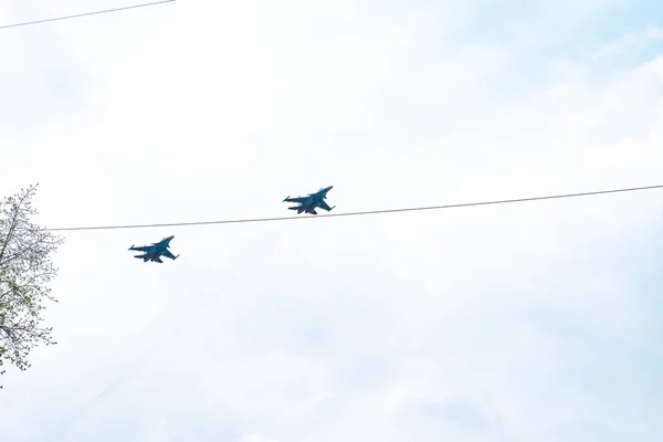 하바롭스크, 러시아 - 2019년 5월 9일: 승리의 날 축하. 차 세계 대전의 승리. 퍼레이드 동안 군용 기체와 헬리콥터가 도시 를 비행합니다.. — 스톡 사진