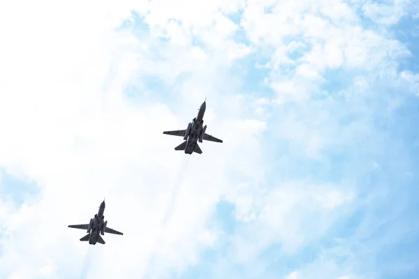 Khabarovsk, Rusia - 9 de mayo de 2019: Celebración del Día de la Victoria. Victoria en la Segunda Guerra Mundial. Aviones militares y helicópteros sobrevuelan la ciudad durante el desfile . — Foto de Stock