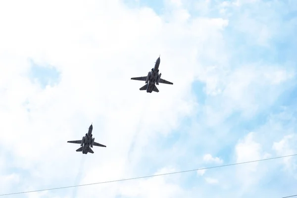 Chabarowsk, Russland - 9. Mai 2019: Siegesfeier. Sieg im Zweiten Weltkrieg. Militärflugzeuge und Hubschrauber fliegen während der Parade über die Stadt. — Stockfoto