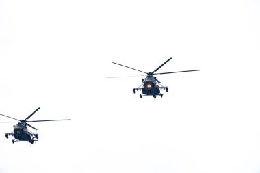 Khabarovsk, Rusya - 9 Mayıs 2019: Zafer Bayramı kutlaması. Dünya Savaşı'nda zafer. Askeri uçak ve helikopterler geçit töreni sırasında şehrin üzerinde uçmak.