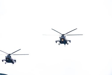 Khabarovsk, Rusya - 9 Mayıs 2019: Zafer Bayramı kutlaması. Dünya Savaşı'nda zafer. Askeri uçak ve helikopterler geçit töreni sırasında şehrin üzerinde uçmak.