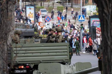 Khabarovsk, Rusya - 9 Mayıs 2019: Zafer Bayramı kutlaması. Dünya Savaşı'nda zafer. Askeri teçhizat geçit törenini beklerken sokaklarda.