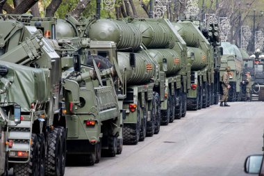 Khabarovsk, Rusya - 9 Mayıs 2019: Zafer Bayramı kutlaması. Dünya Savaşı'nda zafer. Askeri teçhizat geçit törenini beklerken sokaklarda.