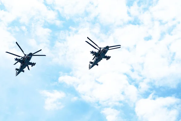 Khabarovsk, Rusia - 9 de mayo de 2019: Celebración del Día de la Victoria. Victoria en la Segunda Guerra Mundial. Aviones militares y helicópteros sobrevuelan la ciudad durante el desfile . — Foto de Stock