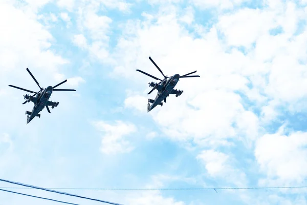 Khabarovsk, Rússia - 9 de maio de 2019: Celebração do Dia da Vitória. Vitória na Segunda Guerra Mundial. Aeronaves militares e helicópteros sobrevoam a cidade durante o desfile . — Fotografia de Stock