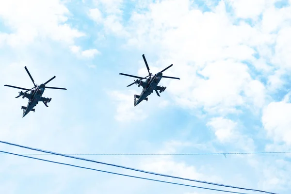 Khabarovsk, Rusko-Květen 9, 2019: svátek vítězných oslav. Vítězství ve druhé světové válce. Vojenská letadla a vrtulníky létají přes město během průvodu. — Stock fotografie