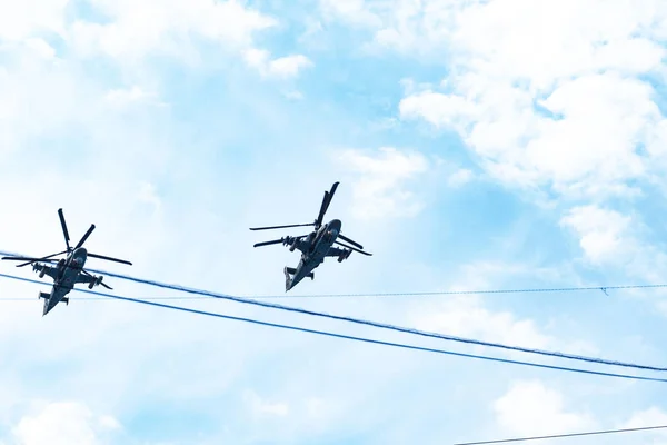 Χαμπάροφσκ, Ρωσία-9 Μαΐου 2019: εορτασμός της ημέρας της νίκης. Νίκη στον β ' Παγκόσμιο πόλεμο. Στρατιωτικά αεροσκάφη και ελικόπτερα πετούν πάνω από την πόλη κατά τη διάρκεια της παρέλασης. — Φωτογραφία Αρχείου