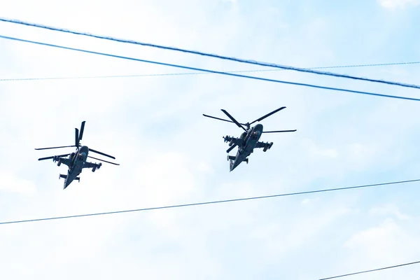 Khabarovsk, Rusya - 9 Mayıs 2019: Zafer Bayramı kutlaması. Dünya Savaşı'nda zafer. Askeri uçak ve helikopterler geçit töreni sırasında şehrin üzerinde uçmak. — Stok fotoğraf
