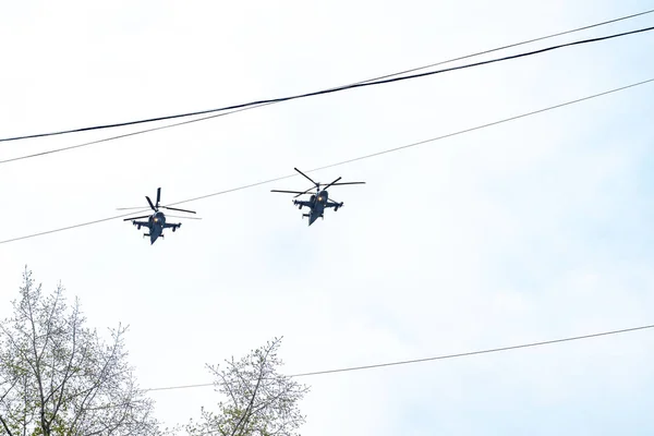 Khabarovsk, Rússia - 9 de maio de 2019: Celebração do Dia da Vitória. Vitória na Segunda Guerra Mundial. Aeronaves militares e helicópteros sobrevoam a cidade durante o desfile . — Fotografia de Stock