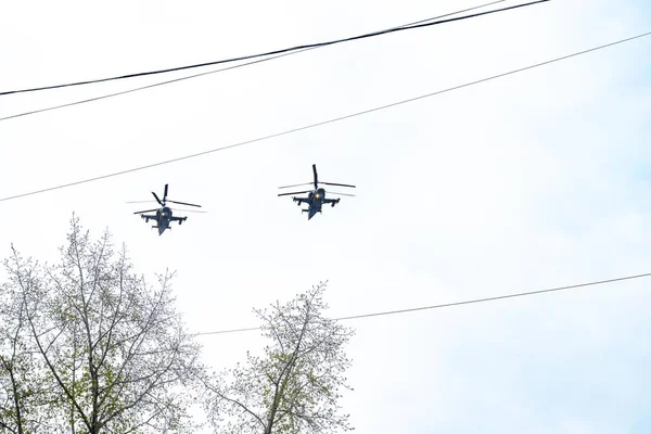 Habarovszk, Oroszország-május 9, 2019: győzelem napja ünnepség. Győzelem a második világháborúban. Katonai repülőgépek és helikopterek repülnek át a város során a felvonulás. — Stock Fotó