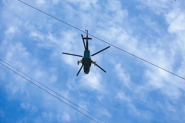 Khabarovsk, Rússia - 9 de maio de 2019: Celebração do Dia da Vitória. Vitória na Segunda Guerra Mundial. Aeronaves militares e helicópteros sobrevoam a cidade durante o desfile . — Fotografia de Stock