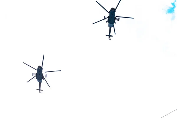 Хабаровск, Россия - 9 мая 2019 года: День Победы. Победа во Второй мировой войне. Военные самолеты и вертолеты пролетают над городом во время парада . — стоковое фото