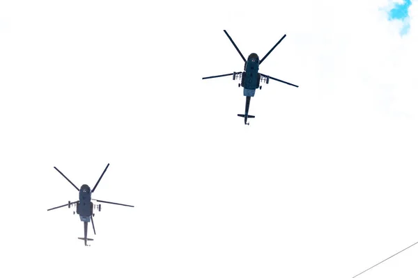 Χαμπάροφσκ, Ρωσία-9 Μαΐου 2019: εορτασμός της ημέρας της νίκης. Νίκη στον β ' Παγκόσμιο πόλεμο. Στρατιωτικά αεροσκάφη και ελικόπτερα πετούν πάνω από την πόλη κατά τη διάρκεια της παρέλασης. — Φωτογραφία Αρχείου