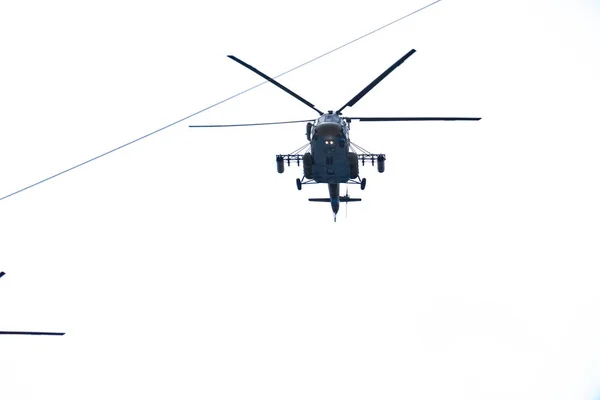 Khabarovsk, Rússia - 9 de maio de 2019: Celebração do Dia da Vitória. Vitória na Segunda Guerra Mundial. Aeronaves militares e helicópteros sobrevoam a cidade durante o desfile . — Fotografia de Stock