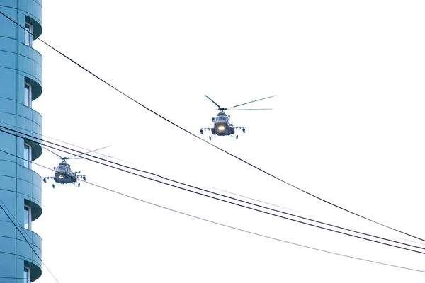 Хабаровск, Россия - 9 мая 2019 года: День Победы. Победа во Второй мировой войне. Военные самолеты и вертолеты пролетают над городом во время парада . — стоковое фото