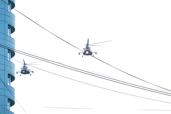 Khabarovsk, Rusko-Květen 9, 2019: svátek vítězných oslav. Vítězství ve druhé světové válce. Vojenská letadla a vrtulníky létají přes město během průvodu. — Stock fotografie