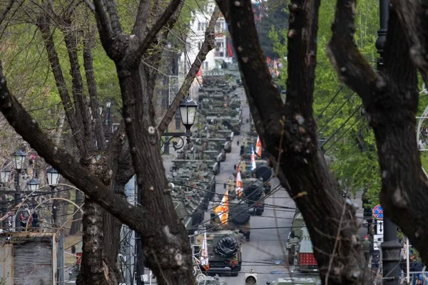 Χαμπάροφσκ, Ρωσία-9 Μαΐου 2019: εορτασμός της ημέρας της νίκης. Νίκη στον β ' Παγκόσμιο πόλεμο. Ο στρατιωτικός εξοπλισμός είναι στους δρόμους και περιμένει την παρέλαση.. — Φωτογραφία Αρχείου