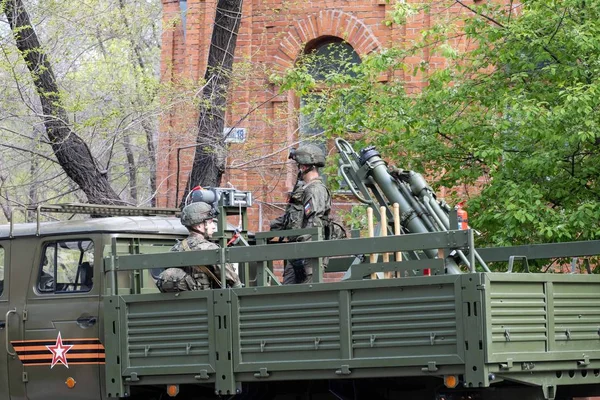 Khabarovsk, Rusko-Květen 9, 2019: svátek vítězných oslav. Vítězství ve druhé světové válce. Vojenské vybavení je na ulicích čekajících na průvod. — Stock fotografie