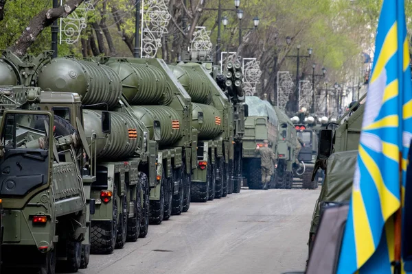 Khabarovsk, Ryssland-maj 9, 2019: segerdagsberöm. Seger i andra världskriget. Militär utrustning är på gatorna väntar på parad. — Stockfoto