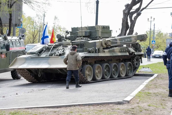 Chabarowsk, Russland - 9. Mai 2019: Siegesfeier. Sieg im Zweiten Weltkrieg. Militärgerät wartet auf den Straßen auf die Parade. — Stockfoto