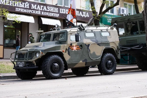 Khabarovsk, Rusko-Květen 9, 2019: svátek vítězných oslav. Vítězství ve druhé světové válce. Vojenské vybavení je na ulicích čekajících na průvod. — Stock fotografie