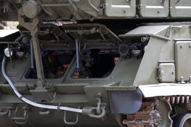 Khabarovsk, Rusya - 9 Mayıs 2019: Zafer Bayramı kutlaması. Dünya Savaşı'nda zafer. Askeri teçhizat geçit törenini beklerken sokaklarda.