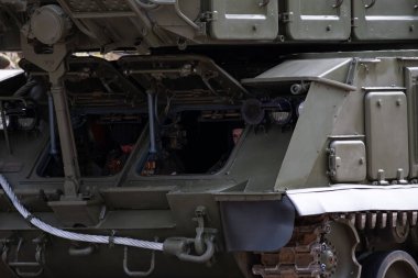 Khabarovsk, Rusya - 9 Mayıs 2019: Zafer Bayramı kutlaması. Dünya Savaşı'nda zafer. Askeri teçhizat geçit törenini beklerken sokaklarda.